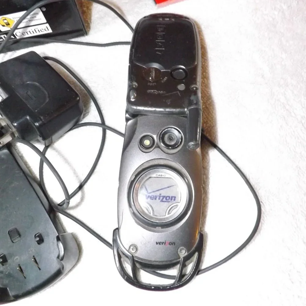 Rugged Casio G'zOne Type-V Gray & Black Verizon Very Rare Flip cell Phone Bundle